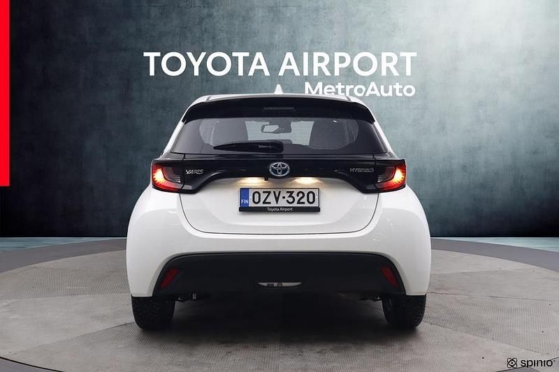 Käytetty Toyota Yaris Hybrid Active 116 HP (85 kW) 2023 Valkoinen Viistoperä