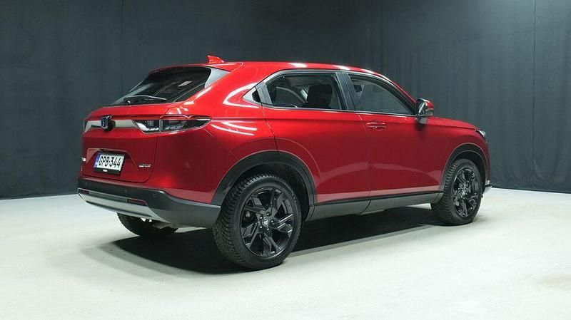 Käytetty Honda HR-V Elegance 131 HP (96 kW) 2022 Punainen Katumaasturi