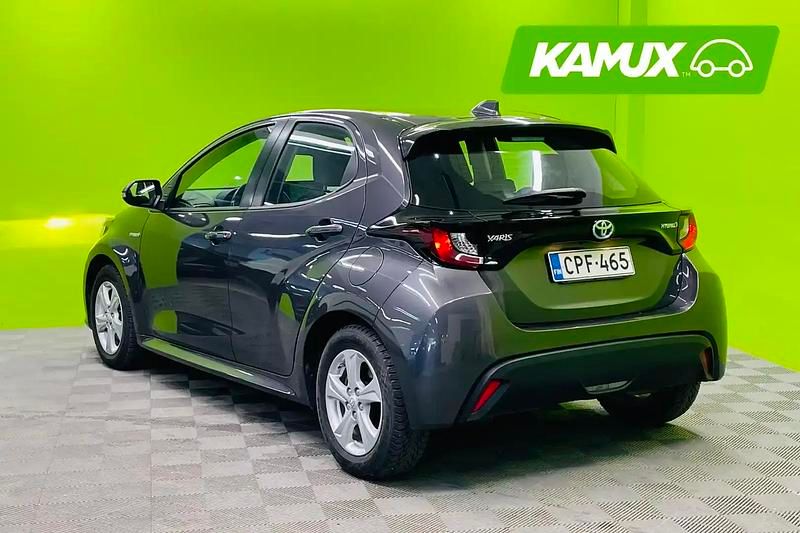 Käytetty Toyota Yaris Hybrid Active 116 HP (85 kW) 2021 Hopea / harmaa Sedan