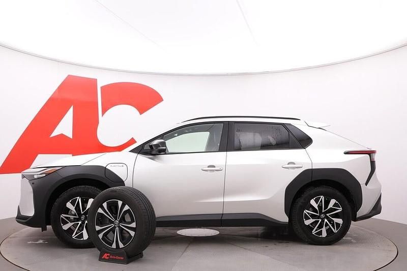 Käytetty Toyota bZ4X Style 160 kW (218 HP) 2022 Hopea Katumaasturi