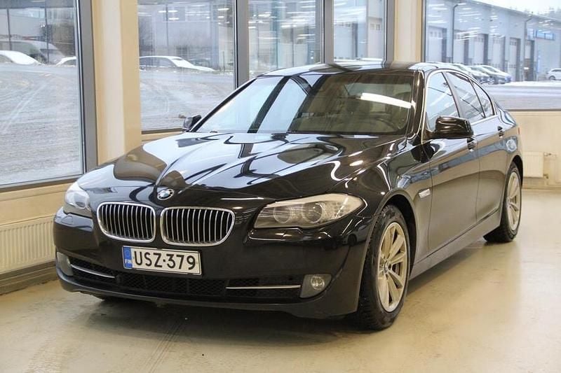 Musta Käytetty 2012 BMW 520 Sport Line Sedan | 14 990 € (Perustarjous) - Kuva 1/4