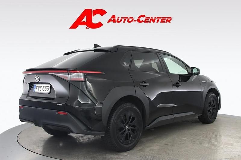 Käytetty Toyota bZ4X Active 160 kW (218 HP) 2023 Musta Katumaasturi