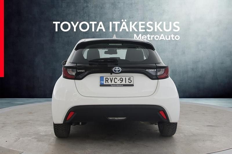 Käytetty Toyota Yaris Hybrid Active 116 HP (85 kW) 2023 Valkoinen Viistoperä