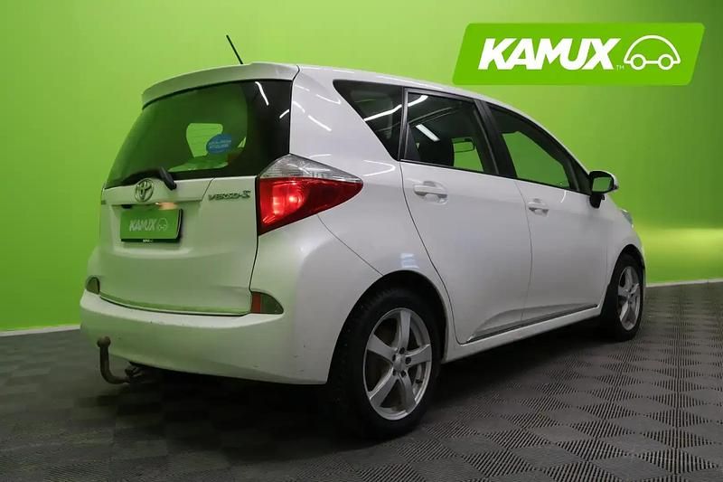 Käytetty Toyota Verso-S Multidrive S 99 HP (72 kW) 2011 Valkoinen Tila-auto