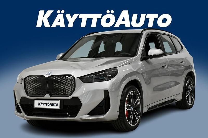 Space silver metalli Uusi 2025 BMW iX1 Comfort Edition Katumaasturi | 62 610 € (Hieman kallis) - Kuva 1/4