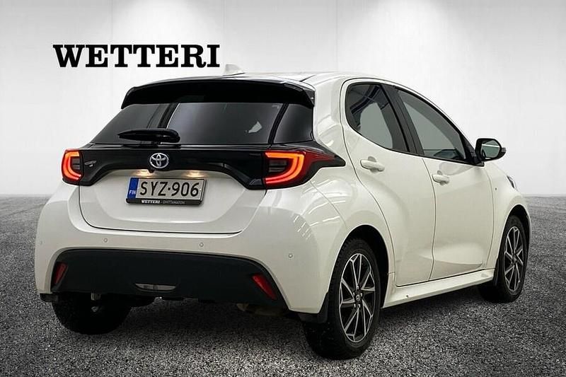Käytetty Toyota Yaris Hybrid Style 116 HP (85 kW) 2021 Valkoinen Viistoperä