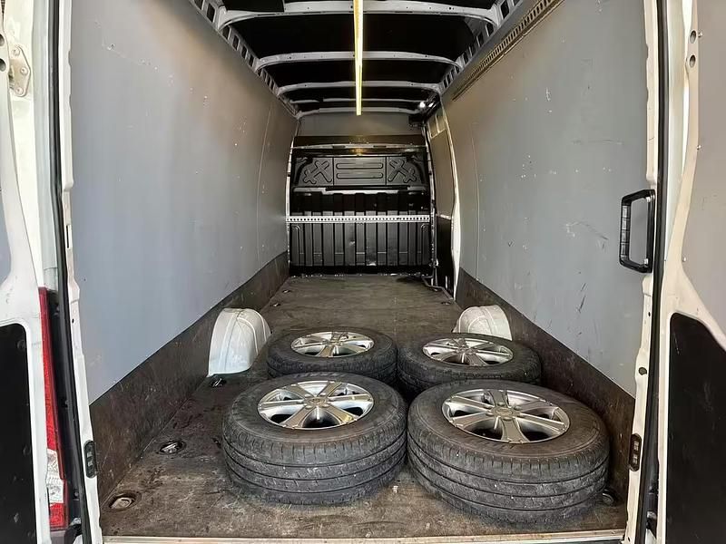 Käytetty Iveco Daily 156 HP (114 kW) 2021