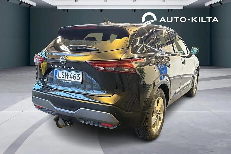 Käytetty Nissan Qashqai N-Connecta 158 HP (116 kW) 2023 Met. musta Katumaasturi
