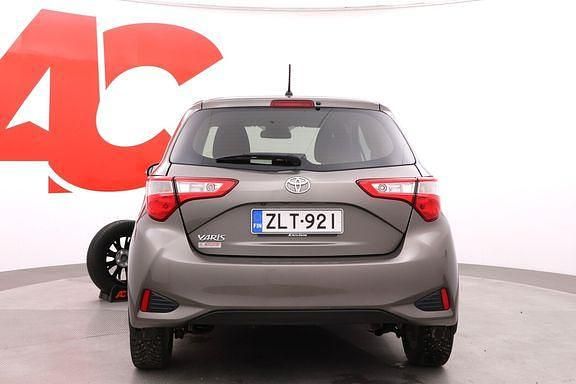 Käytetty Toyota Yaris Active 112 HP (82 kW) 2018 Harmaa Viistoperä