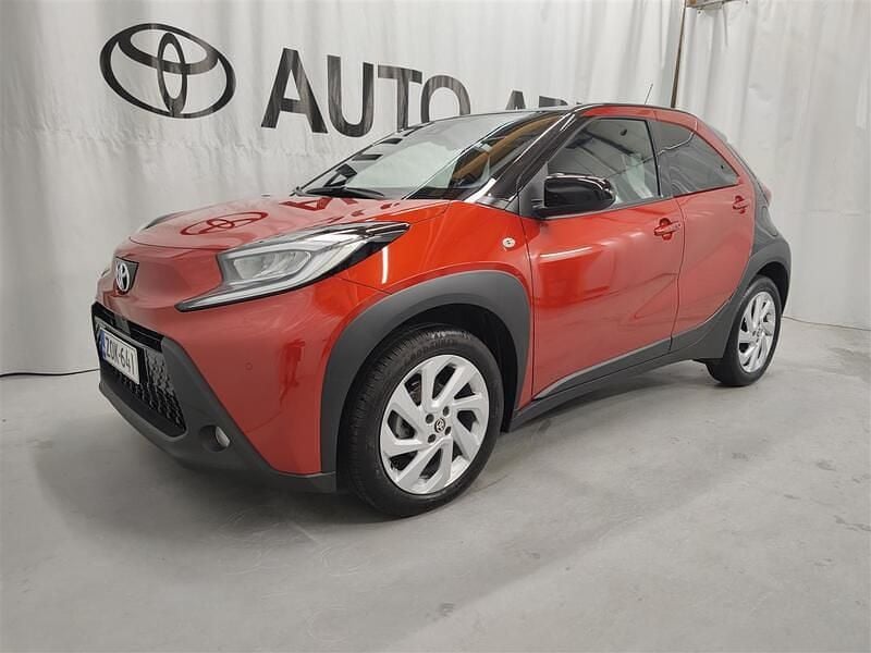 Punainen Käytetty 2022 Toyota Aygo X Multidrive S Katumaasturi | 18 900 € (Kallis) - Kuva 1/4
