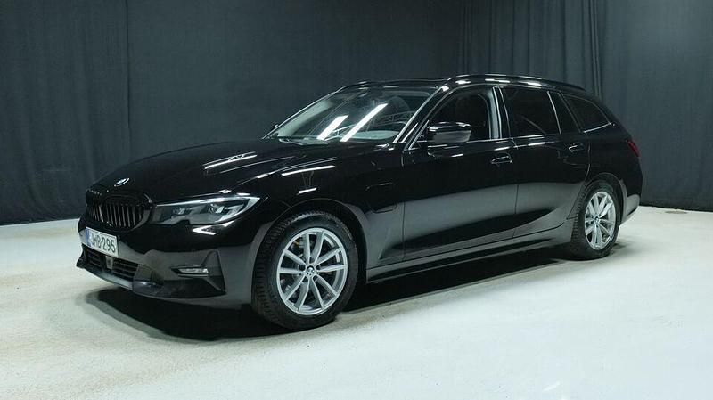Musta Käytetty 2021 BMW 320e Sport Line Farmari | 25 600 € (Hyvä tarjous) - Kuva 1/3