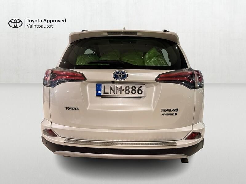 Käytetty Toyota RAV4 Hybrid Active 155 HP (114 kW) 2016 Valkoinen Katumaasturi