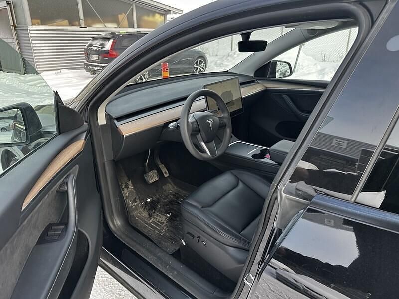 Käytetty Tesla Model Y 258 kW (351 HP) 2023 Musta Katumaasturi