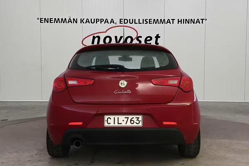 Käytetty Alfa Romeo Giulietta 170 HP (125 kW) 2011 Punainen Viistoperä