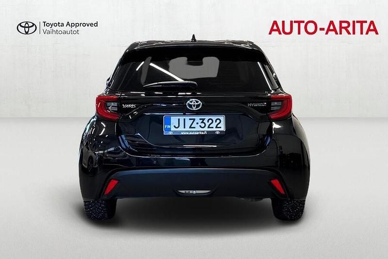 Käytetty Toyota Yaris Hybrid Style 116 HP (85 kW) 2022 Musta Viistoperä