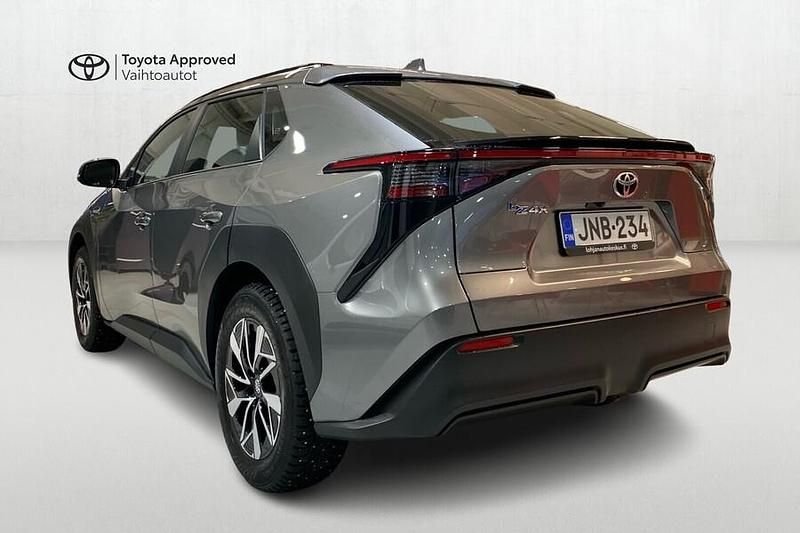 Käytetty Toyota bZ4X Active 150 kW (204 HP) 2023 Harmaa Katumaasturi