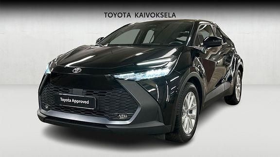 Musta Käytetty 2024 Toyota C-HR+ Active Katumaasturi | 34 500 € (Kallis) - Kuva 1/4