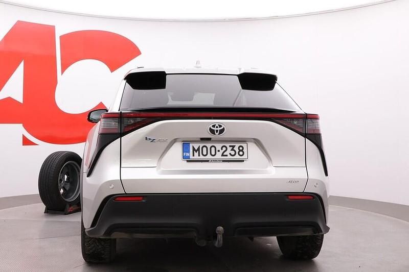 Käytetty Toyota bZ4X Style 160 kW (218 HP) 2022 Hopea Katumaasturi