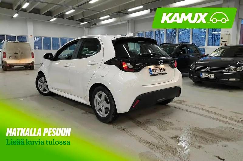 Käytetty Toyota Yaris Hybrid Active 116 HP (85 kW) 2023 Valkoinen Sedan