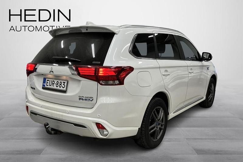 Käytetty Mitsubishi Outlander P-HEV Instyle 135 HP (99 kW) 2019 Valkoinen Katumaasturi