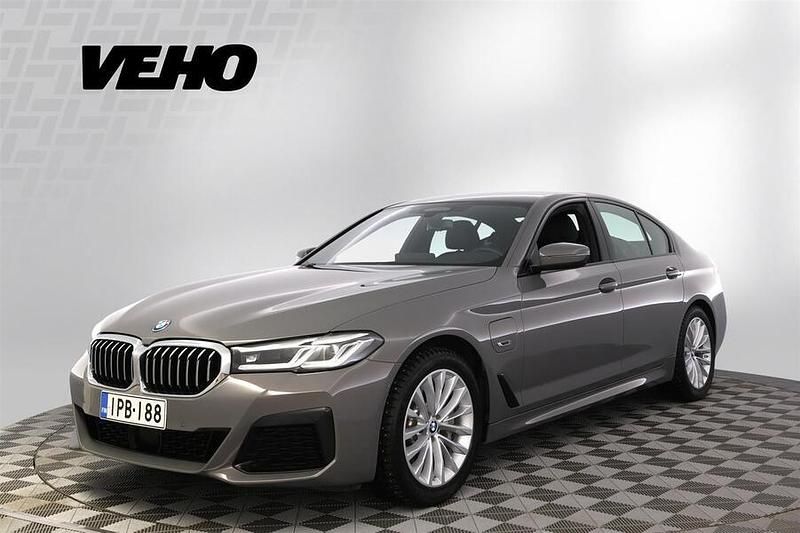Harmaa Käytetty 2022 BMW 530e M Sport Sedan | 42 900 € (Kallis) - Kuva 1/4