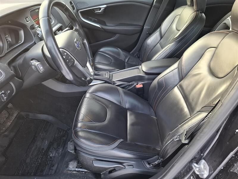 Käytetty Volvo V40 Business Edition 114 HP (83 kW) 2014 Musta Viistoperä