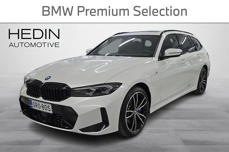Valkoinen Käytetty 2023 BMW 330e M Sport Farmari | 44 800 € - Kuva 1/3