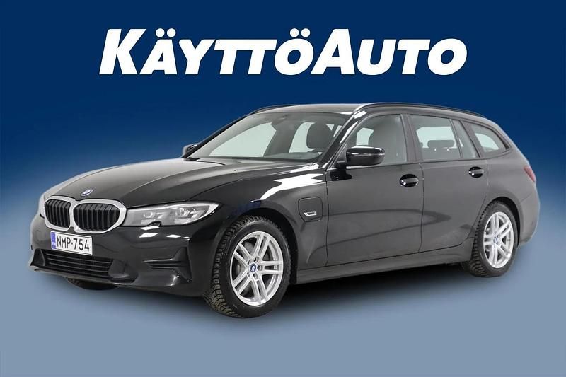 Musta Käytetty 2022 BMW 320e Comfort Edition Farmari | 24 490 € (Perustarjous) - Kuva 1/4
