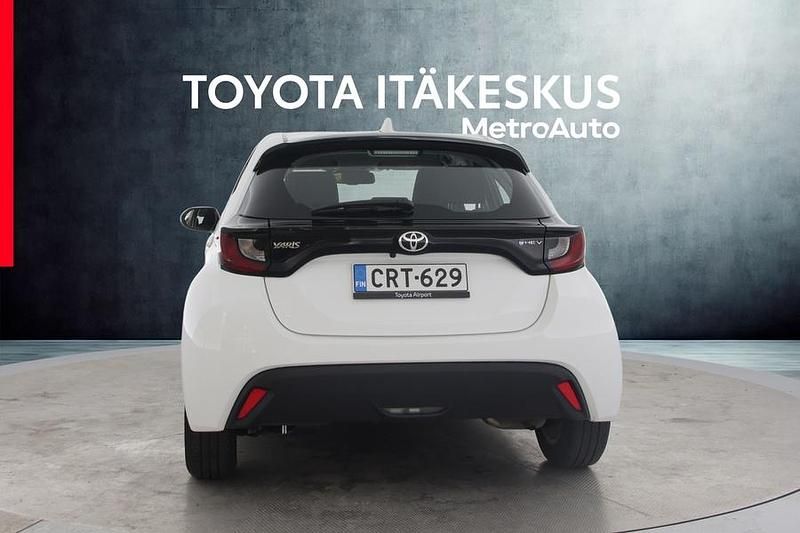 Käytetty Toyota Yaris Hybrid Active 116 HP (85 kW) 2023 Valkoinen Viistoperä