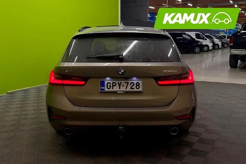 Käytetty BMW 330e Sport Line 292 HP (214 kW) 2021 Hopea / harmaa Farmari