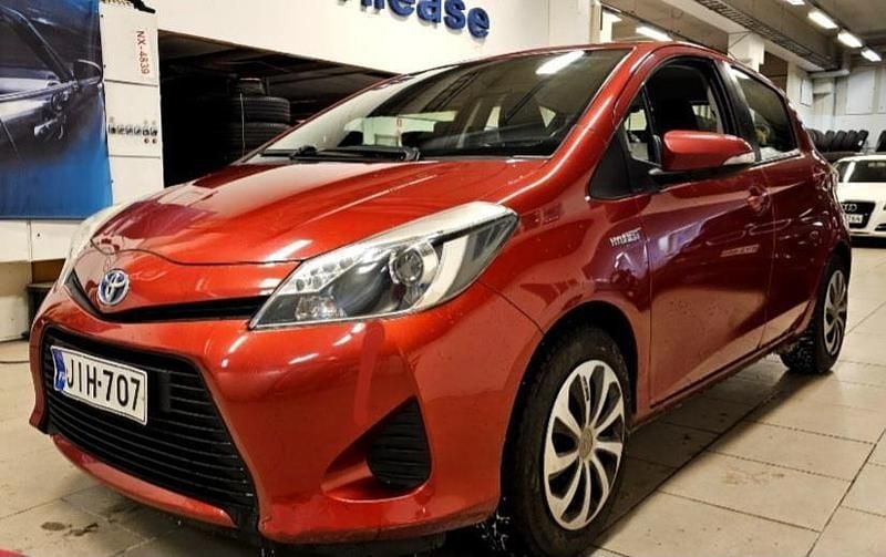 Käytetty Toyota Yaris Hybrid Sol 75 HP (55 kW) 2012 Punainen Viistoperä