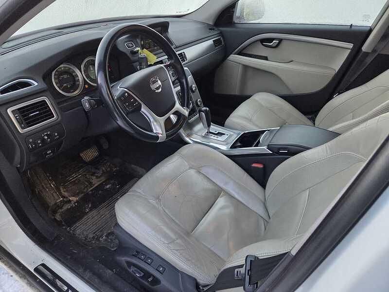 Käytetty Volvo V70 Summum 180 HP (132 kW) 2012 Valkoinen Farmari