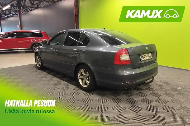 Käytetty Skoda Octavia 122 HP (89 kW) 2012 Hopea / harmaa Sedan