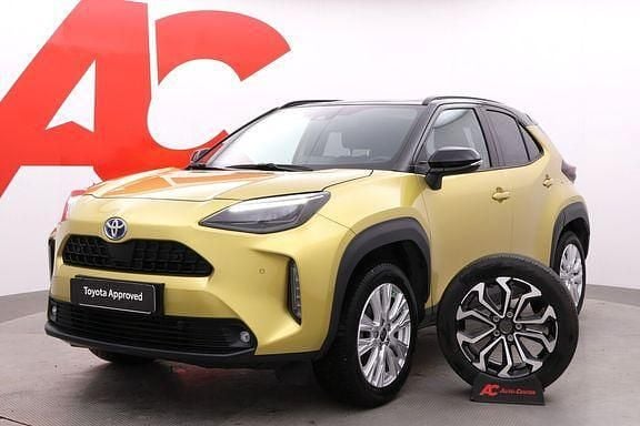 2vs kultainen mustal Käytetty 2023 Toyota Yaris Cross Katumaasturi | 27 690 € (Hyvä tarjous) - Kuva 1/4