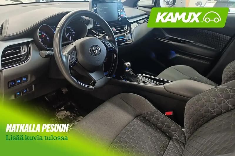 Käytetty Toyota C-HR Team 98 HP (72 kW) 2021 Hopea / harmaa Katumaasturi