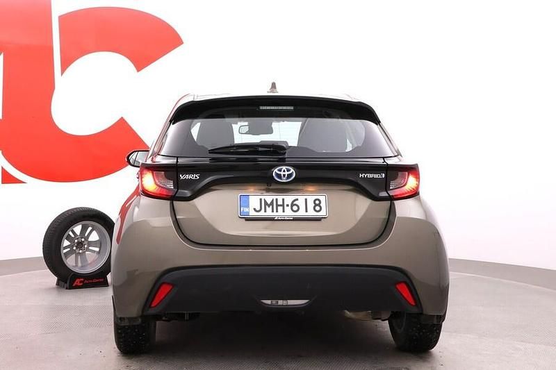 Käytetty Toyota Yaris Hybrid Active 116 HP (85 kW) 2021 Ruskea Viistoperä