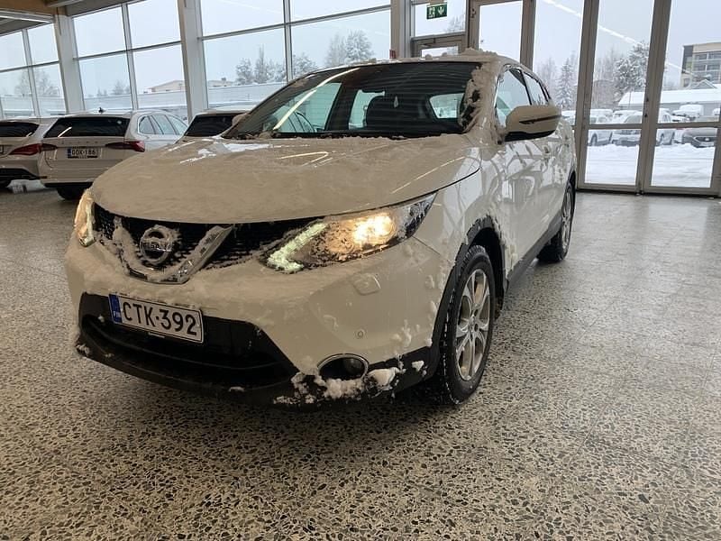 Käytetty Nissan Qashqai Acenta 116 HP (85 kW) 2015 Valkoinen Katumaasturi