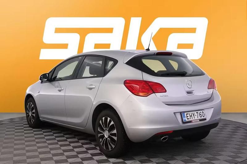 Käytetty Opel Astra Enjoy 140 HP (102 kW) 2010