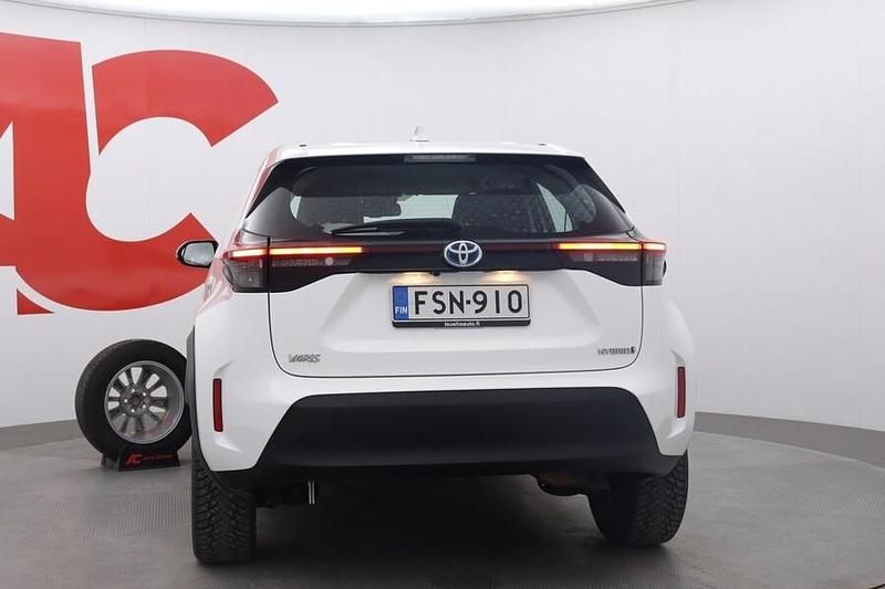 Käytetty Toyota Yaris Cross Active 116 HP (85 kW) 2022 Valkoinen Katumaasturi