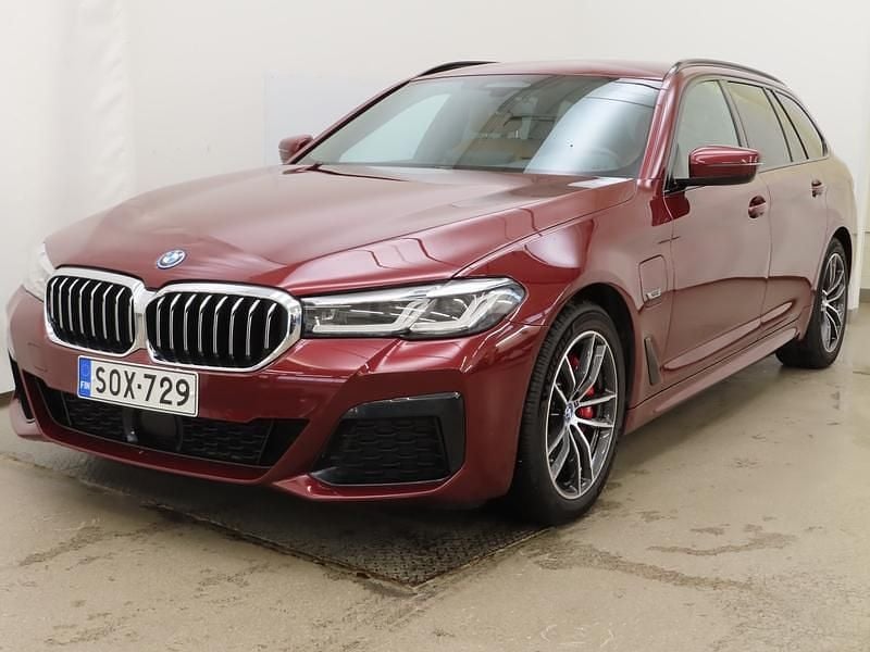 Käytetty BMW 530e M Sport 292 HP (214 kW) 2022 Punainen Farmari