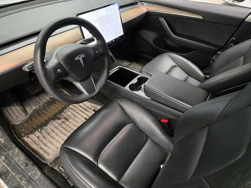 Käytetty Tesla Model 3 Standard Range Plus 239 kW (325 HP) 2021 Valkoinen Sedan