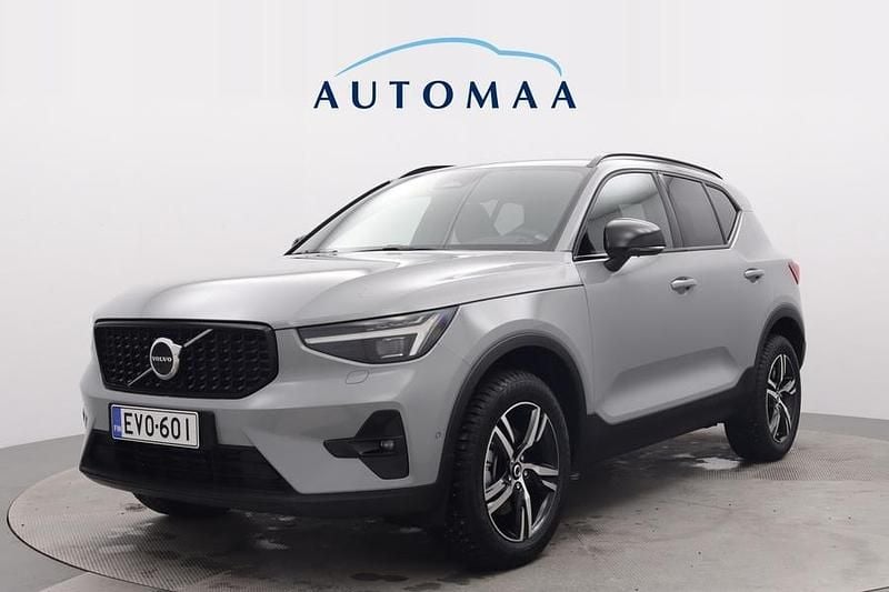 Harmaa Käytetty 2024 Volvo XC40 Plus Katumaasturi | 46 900 € (Kallis) - Kuva 1/3