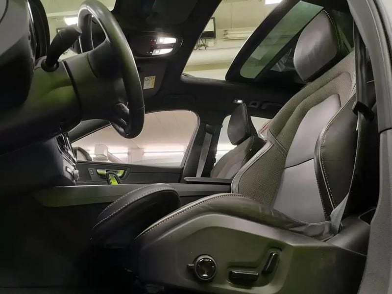 Käytetty Volvo XC60 R-Design 455 HP (334 kW) 2022 Hopea / harmaa Katumaasturi