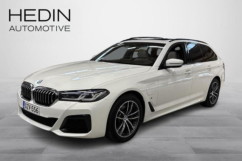 Valkoinen Käytetty 2021 BMW 530e Comfort Edition Farmari | 33 990 € (Hieman kallis) - Kuva 1/4