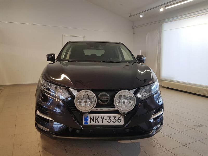 Käytetty Nissan Qashqai N-Connecta 131 HP (96 kW) 2018 Musta Katumaasturi