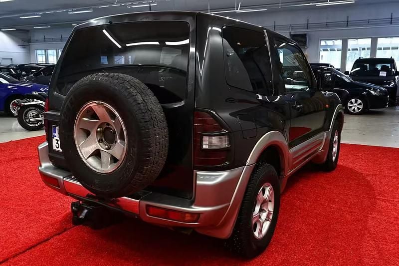 Käytetty Mitsubishi Pajero 165 HP (121 kW) 2000 Musta Katumaasturi