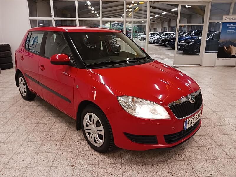 Käytetty Skoda Fabia Ambiente 105 HP (77 kW) 2011 Punainen Viistoperä