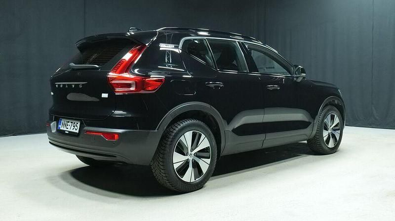 Käytetty Volvo XC40 Plus 211 HP (155 kW) 2024 Musta Katumaasturi