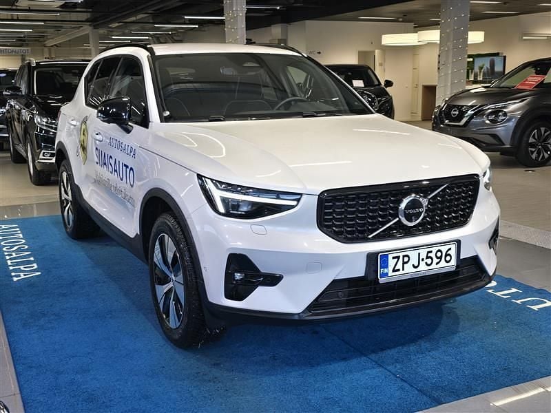 Käytetty Volvo XC40 Plus 163 HP (119 kW) 2025 Katumaasturi