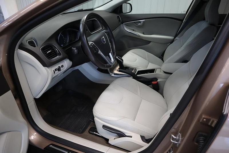 Käytetty Volvo V40 Momentum 190 HP (139 kW) 2016 Ruskea Viistoperä